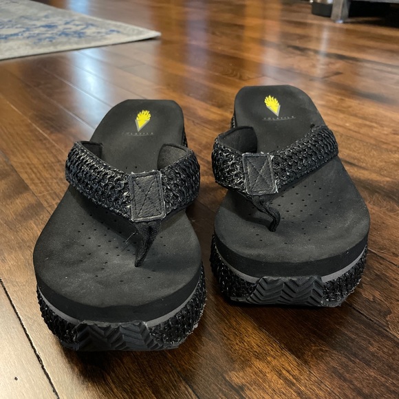Volatile platform sandals. Black. Size 8.